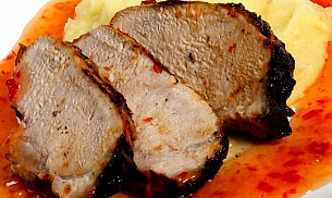 Muschiulet de porc la gratar servit cu piure de cartofi si sos de rosii uscate la vant
